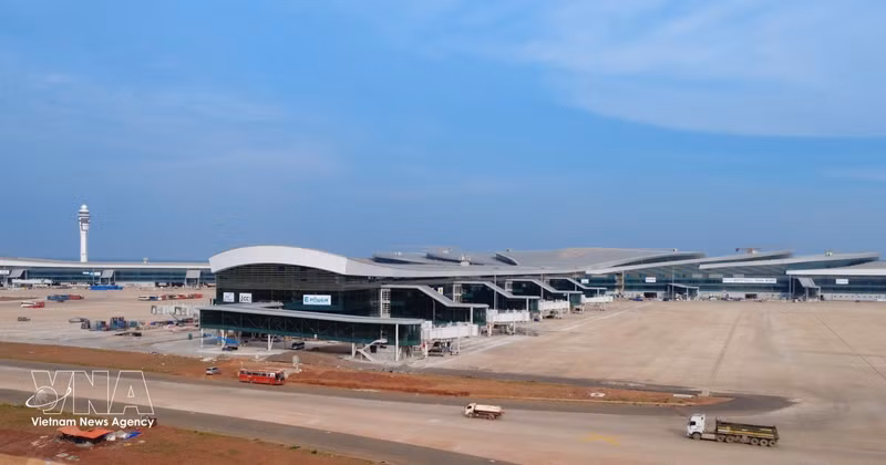 Une partie du terminal passagers et la tour de contrôle du trafic aérien de l'aéroport international de Long Thành. Photo : VNA