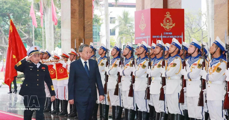 Le secrétaire général du Parti, To Lam, passe en revue la garde d'honneur de la Marine populaire vietnamienne lors de la cérémonie qui s'est déroulée dans la ville de Hai Phong le 28 février. (Photo : VNA)