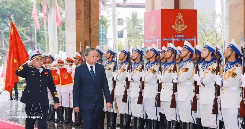 Le secrétaire général du Parti, To Lam, passe en revue la garde d'honneur de la Marine populaire vietnamienne lors de la cérémonie qui s'est déroulée dans la ville de Hai Phong le 28 février. (Photo : VNA)