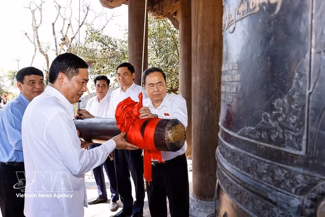 Le président de l’Assemblée nationale Trân Thanh Mân fait retentir la cloche au temple Chung Son, dédié aux ancêtres du Président Hồ Chí Minh. Photo : VNA.