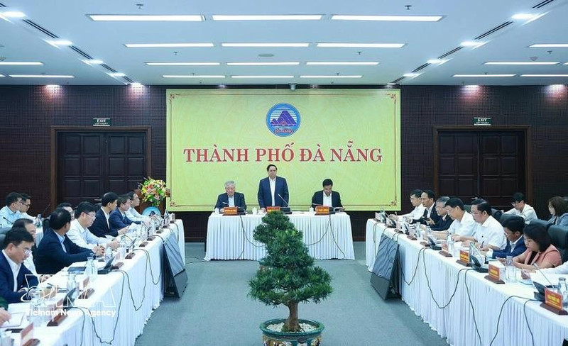 Le Premier ministre Pham Minh Chinh s'adresse aux membres du Comité permanent du Parti de Da Nang lors d'une séance de travail le 28 février. (Photo : VNA) 