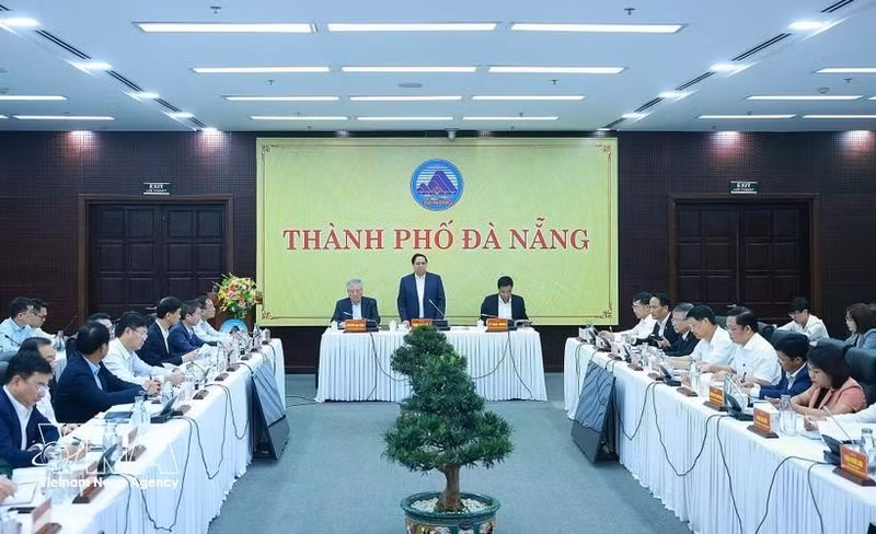Le Premier ministre Pham Minh Chinh s'adresse aux membres du Comité permanent du Parti de Da Nang lors d'une séance de travail le 28 février. (Photo : VNA) 