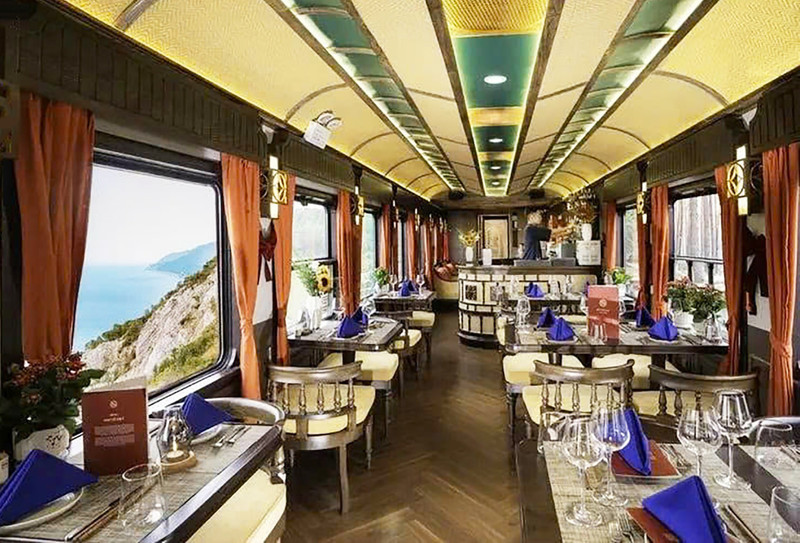Le train SJourney, répondant aux normes de service cinq étoiles, attire de nombreux touristes internationaux pour une expérience inoubliable. Photo : PYS Travel. 
