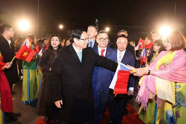 La communauté vietnamienne en République tchèque ainsi que les cadres et employés de l’Ambassade du Vietnam ont accueilli le Premier ministre Pham Minh Chinh et son épouse lors de leur visite officielle en République tchèque en janvier 2025. Photo : Ambassade du Vietnam en République tchèque 
