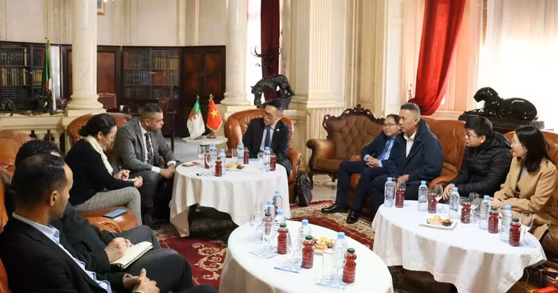 Séance de travail entre la délégation vietnamienne et les représentants de la Chambre de commerce et d’industrie (CCI) d’Oran. Photo : VNA.