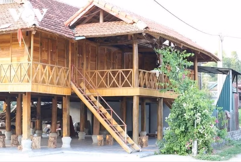 nha-san-khang-trang-ma-gia-dinh-anh-quang-van-thuong-o-ban-men-xa-thanh-nua-dien-bien-dau-tu-de-don-tiep-khach-du-lich.jpg