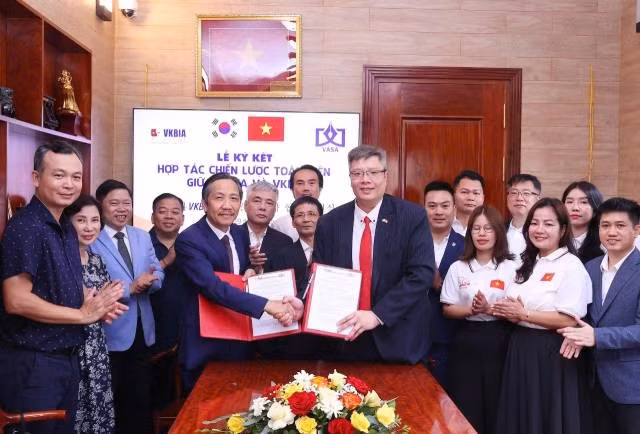 L’Association des sciences administratives du Vietnam et l’Association des entrepreneurs et investisseurs Vietnam–R. de Corée ont signé un accord de coopération stratégique globale.