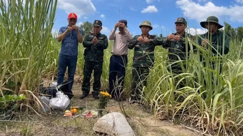 Les équipes participantes accomplissent un rituel commémoratif avant les opérations d'exhumation et de recherche des dépouilles des martyrs. (Photo : Quoc Khanh)