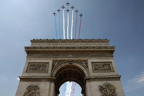 Le défilé militaire sur les Champs-Élysées, à Paris. Photo : VOV.