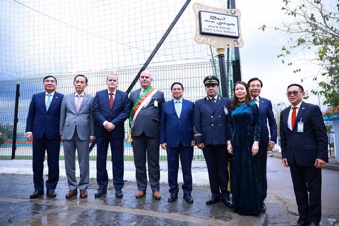 Le Premier ministre Pham Minh Chinh (centre) rend visite au boulevard Hô Chi Minh à Alger. Photo: VNA