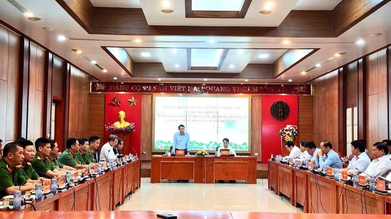 La vue d’ensemble de la séance de travail entre le ministère de la Sécurité publique et le Comité permanent du Comité provincial de Khanh Hoa. Photo : nhandan.vn