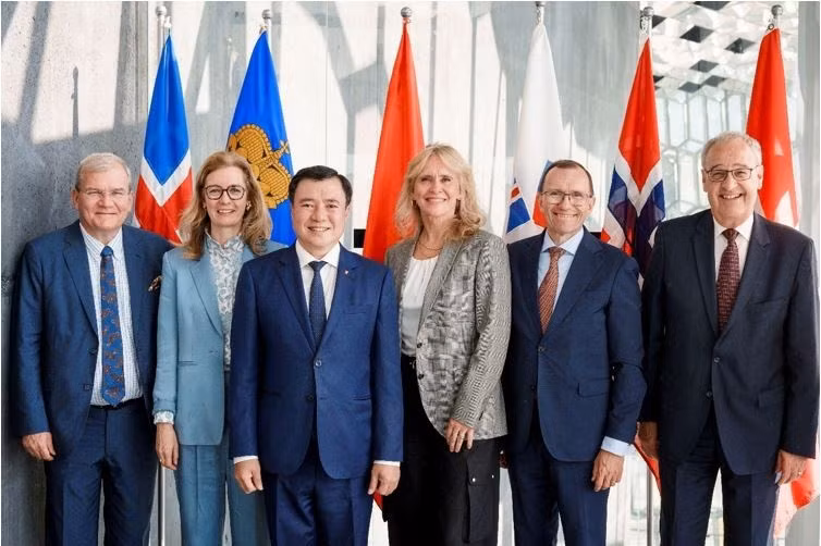 Le vice-ministre vietnamien de l’Industrie et du Commerce, Nguyen Sinh Nhat Tan, et des représentants des pays de l’EFTA. Photo : tapchicongthuong.vn 