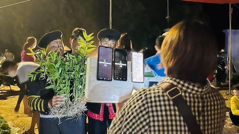 Une vendeuse de la zone montagneuse de Tua Chua vend ses produits en faisant du livestream sur des smartphones. Photo: nhandan.vn