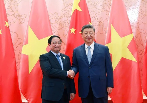 Le Premier ministre Pham Minh Chinh (à gauche) et le Secrétaire général du Parti communiste et président chinois Xi Jinping en marge du sommet de l’OCS. Photo : VGP.