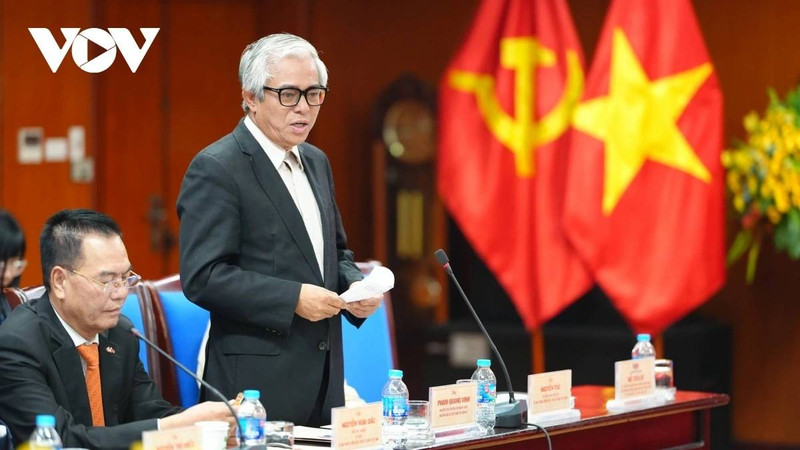 L'ancien vice-ministre des Affaires étrangères et ancien ambassadeur du Vietnam aux États-Unis, Pham Quang Vinh, s’exprime lors de la conférence de consultation sur le projet de documents soumis au XIVᵉ Congrès national du Parti. Photo: VOV