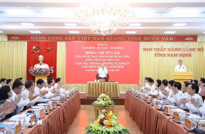 Le secrétaire général Tô Lâm travaille avec les permaneces des Comités provinciaux du Parti des provinces de Nam Dinh, Ha Nam et Ninh Binh en juin 2025. Photo : VNA.