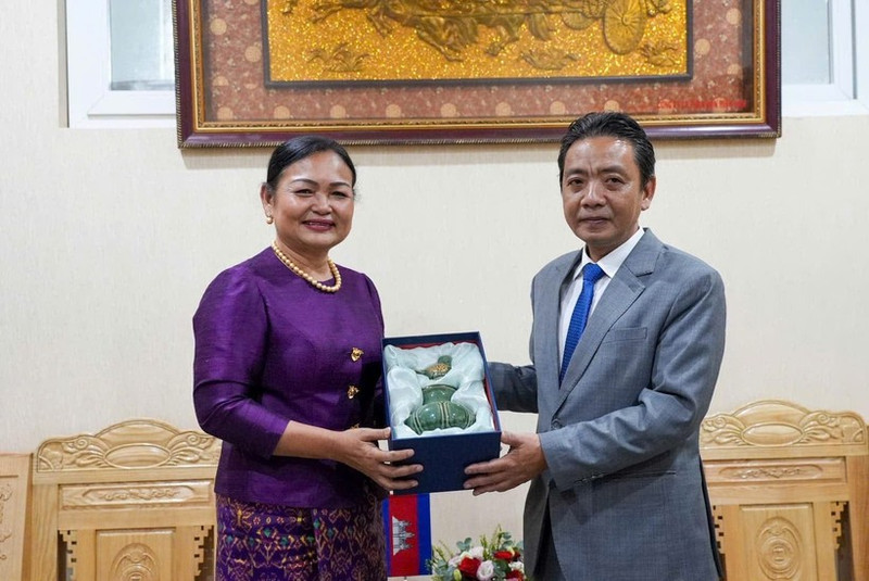 Le vice-ministre de la Culture, des Sports et du Tourisme, Hoang Dao Cuong (à droite) et la secrétaire d’État au ministère de la Culture et des Beaux-Arts du Cambodge, Lundi Sannnara (à gauche). Photo : nhandan.vn