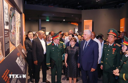Le Président cubain, Miguel Díaz-Canel Bermúdez au Musée d’Histoire militaire du Vietnam. Photo : VNA.