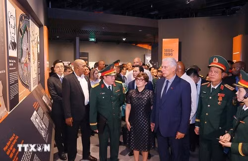 Le Président cubain, Miguel Díaz-Canel Bermúdez au Musée d’Histoire militaire du Vietnam. Photo : VNA.