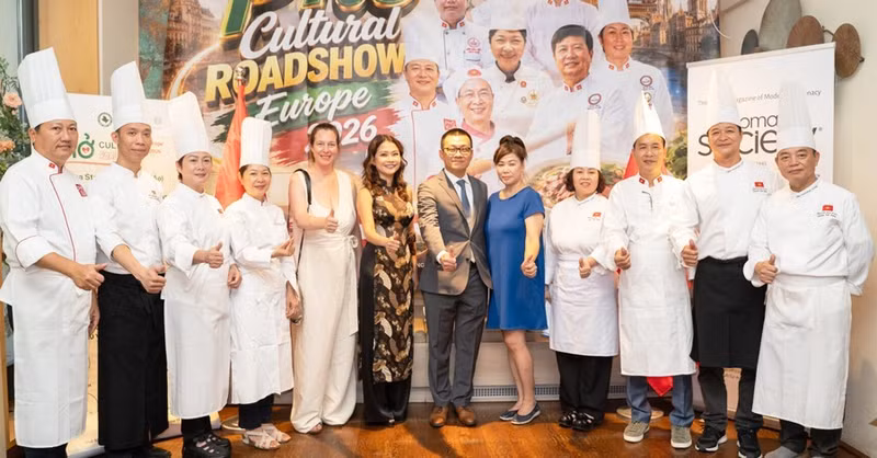 L’ambassadeur du Vietnam en Autriche, Vu Le Thai Hoang, et Gertrud Tauchhammer, rédactrice en chef du magazine SOCIETY, en compagnie d’artisans culinaires vietnamiens lors du Pho Cultural Road Show Europe 2026. Photo : SOCIETY.