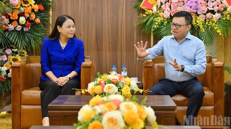 M. Le Quoc Minh, membre du Comité central du Parti, rédacteur en chef du journal Nhân Dân, vice-président de la Commission centrale de la propagande, de l’éducation et de la mobilisation des masses, et président de l’Association des journalistes du Vietnam (à droite) et Mme Nguyen Thi Thu Ha, membre du Comité central du Parti, vice-cheffe permanente du Bureau central du Parti et secrétaire du Comité du Parti de l’institution (à gauche). Photo : nhandan.vn