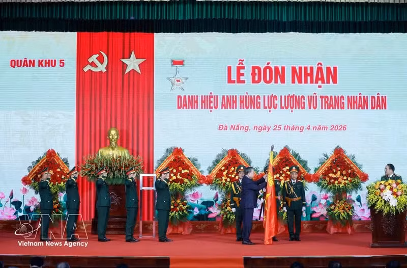 Au nom des dirigeants du Parti et de l’État, Tô Lâm qui est aussi secrétaire de la Commission militaire centrale, a décerné le titre de « Héros des Forces armées populaires » à la Région militaire 5. Photo : VNA