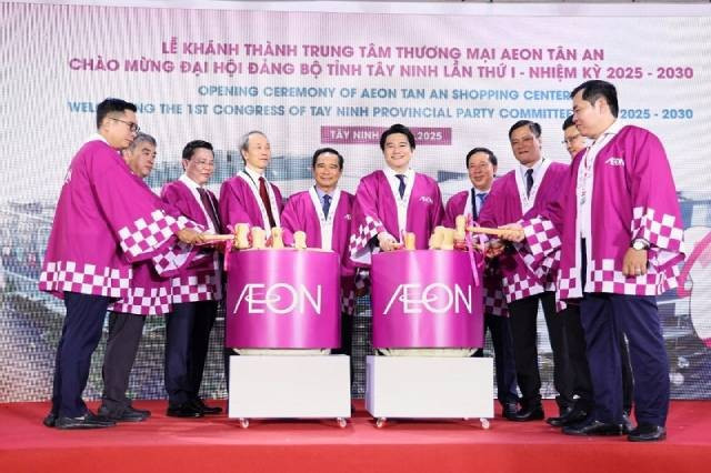 Les représentants de la direction de Ho Chi Minh-Ville, de la province de Tay Ninh, du Consulat général du Japon à Ho Chi Minh-Ville, d’AEON Vietnam et des partenaires ont procédé à la cérémonie d’inauguration du centre commercial AEON Tan An. Photo : baodautu.vn