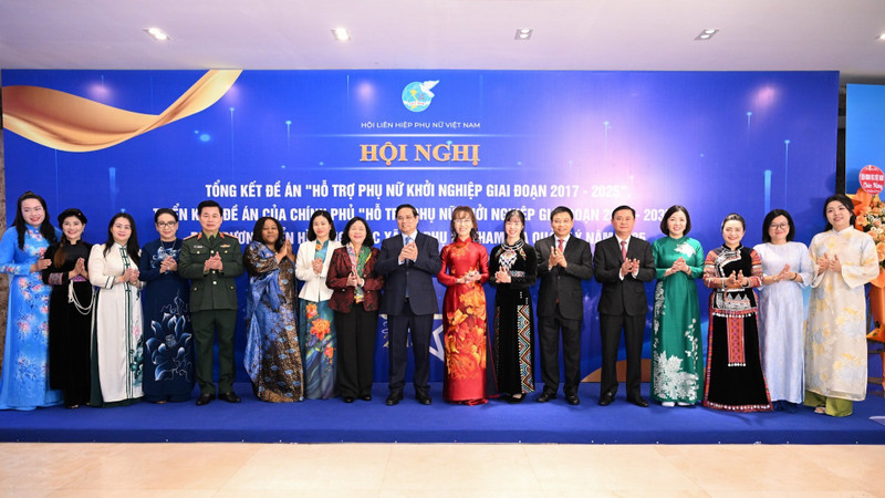 Le Premier ministre Pham Minh Chinh et les délégués participant à la conférence. Photo : nhandan.vn