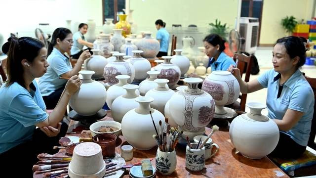 Cette édition spéciale du vase « Giot Ngoc » en céramique Chu Dau. Photo: nhandan.vn