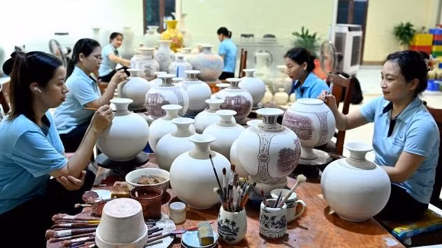 Cette édition spéciale du vase « Giot Ngoc » en céramique Chu Dau. Photo : nhandan.vn