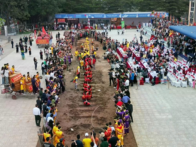 Vue d’ensemble du programme d’échanges et de présentation des « Rituels et jeux de tir à la corde ». Source : Journal Van Hoa