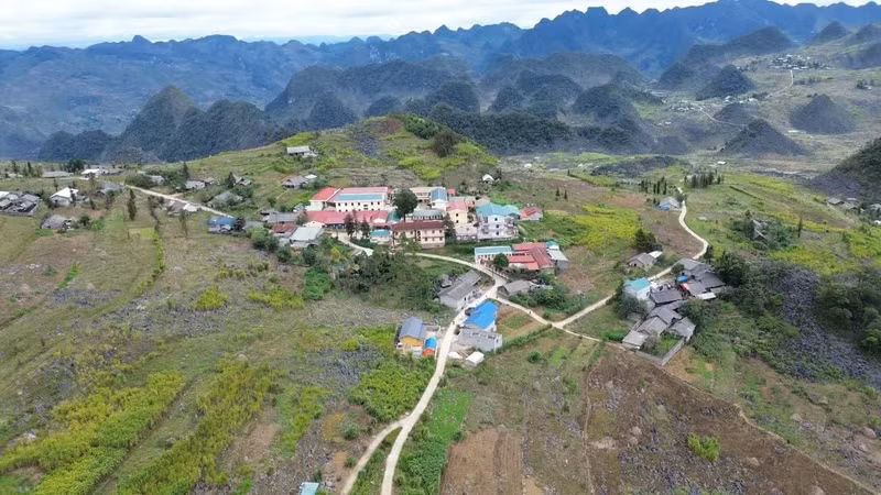 Vu du ciel, le village de Khau Vai apparaît au milieu d’une succession de montagnes rocheuses. Photo : tienphong.vn