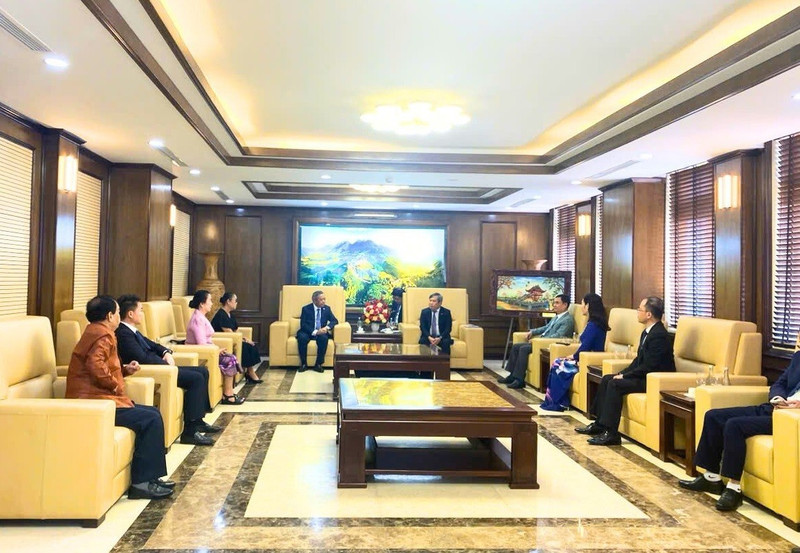 Le secrétaire du Comité provincial de Quang Ninh, Vu Dai Thang, reçoit la délégation de l’Association d’amitié Laos–Vietnam. Photo : thoidai.com.vn