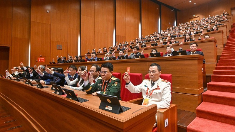 Les délégués votent l’adoption du règlement de fonctionnement du Congrès. Photo : nhandan.vn