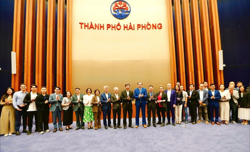 Les dirigeants de la ville de Hai Phong et les représentants de la Chambre de commerce européenne (EuroCham) ont posé pour une photo souvenir. Photo: baodautu.vn 