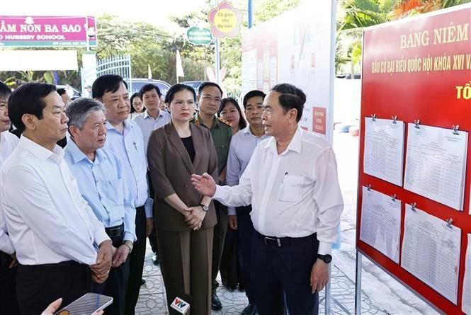 Le président de l’Assemblée nationale Tran Thanh Man inspecte les préparatifs du bureau de vote N°10, relevant de la circonscription électorale N°5 de la commune de Ba Sao. Photo : VNA.