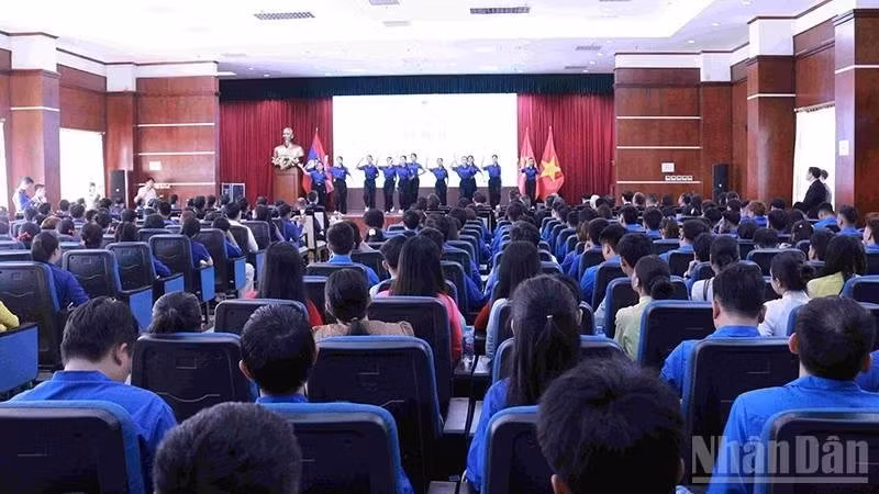 La scène de la cérémonie. Photo : nhandan.vn