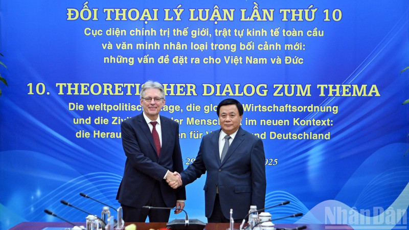 Le chef de la délégation du Parti communiste du Vietnam, Nguyen Xuan Thang (à droite), et le chef de la délégation du Parti social-démocrate d’Allemagne, Achim Post, lors du dialogue. Photo : nhandan.vn