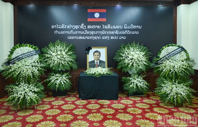 La cérémonie de recueillement en hommage à Saysomphone Phomvihane, président de l’Assemblée nationale de la République démocratique populaire lao, s’est tenue solennellement à l’ambassade du Laos au Vietnam.