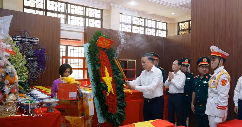Le secrétaire général du Parti et président de la République, To Lam, offre de l’encens en hommage aux héros tombés pour l’indépendance du pays, au parc Le Thi Rieng, à Hô Chi Minh-Ville, au Sud du Vietnam, le 17 juillet 2026. Photo : VNA.