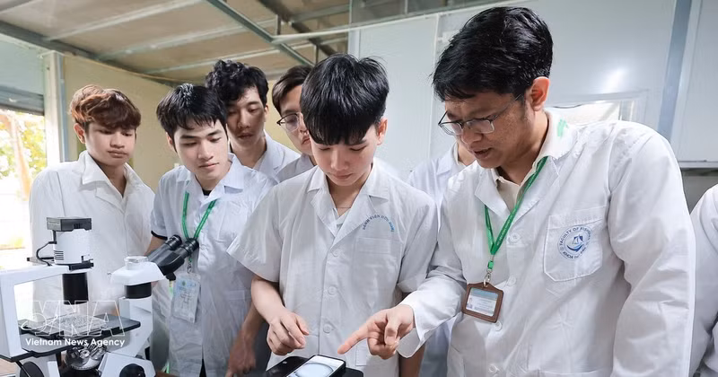 Des enseignants de l'Académie vietnamienne des sciences agricoles accompagnent des étudiants dans l'utilisation d'équipements modernes intégrant l'intelligence artificielle (IA) et l'Internet des objets (IoT) pour leurs travaux de recherche. Photo : VNA.