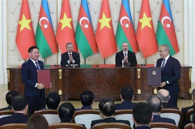 Le président azerbaïdjanais Ilham Aliyev et le secrétaire général du Parti communiste du Vietnam, Tô Lâm, assistent à l’échange de documents de coopération. Photo : VNA.