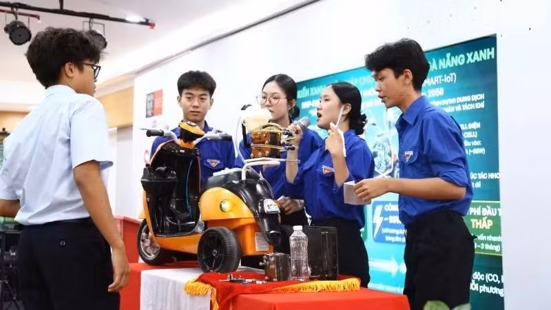 Les équipes présentent leurs produits et modèles innovants. Photo: nhandan.vn