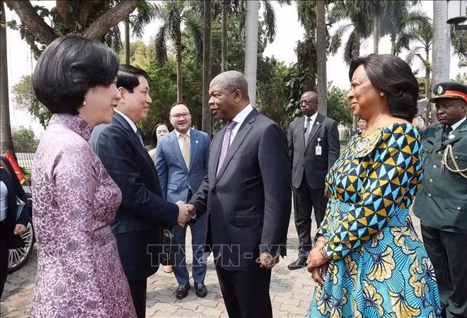 Le président angolais, João Manuel Gonçalves Lourenço, et son épouse, accueillent le président vietnamien, Luong Cuong, et son épouse. Photo: VNA