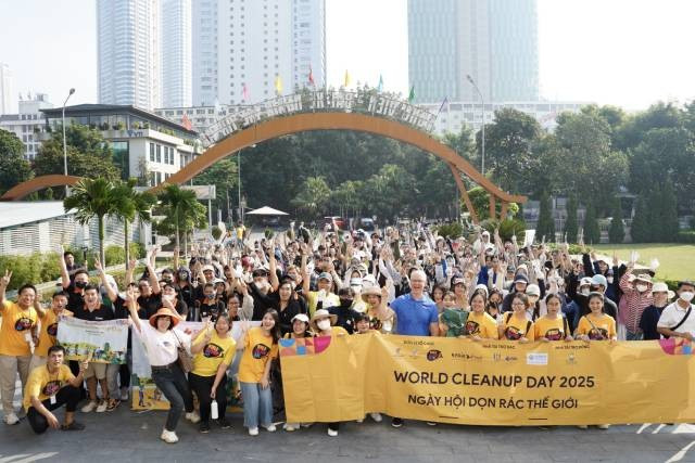 Plus de 300 bénévoles ont pris part à l’événement « Journée mondiale du nettoyage – World Cleanup Day 2025 ». Photo : thoidai.com.vn