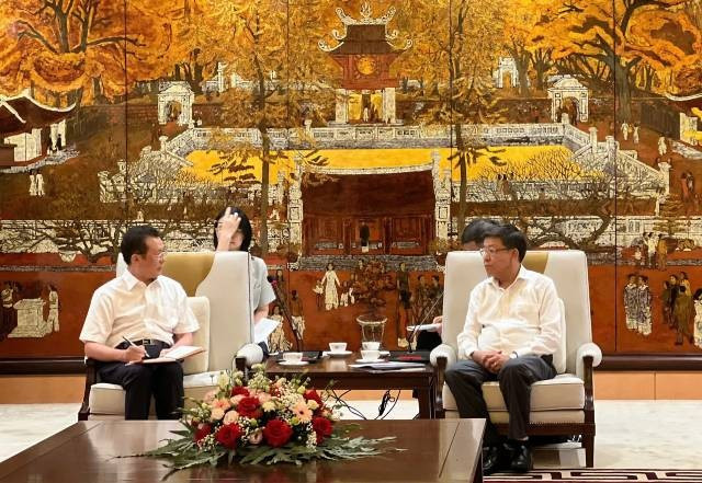 Le vice-président du Comité populaire de Hanoï, Duong Duc Tuan, a accueilli M. Zeng Jinghua, responsable du Comité de supervision et de gestion des actifs d'État de Chongqing(Chine). Photo : kinhtedothi.vn