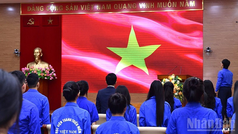 Les jeunes membres et volontaires du Front de la Patrie ainsi que des organisations centrales ont participé à la cérémonie de lever du drapeau. Photo: nhandan.vn