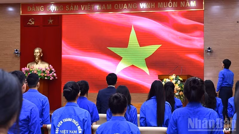 Les jeunes membres et volontaires du Front de la Patrie ainsi que des organisations centrales ont participé à la cérémonie de lever du drapeau. Photo: nhandan.vn