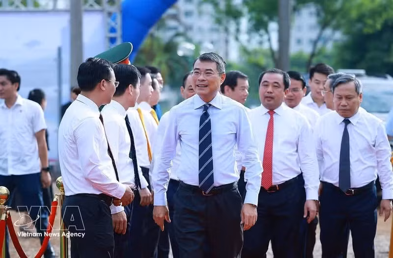 Le Premier ministre Le Minh Hung et les délégués participent à la cérémonie de lancement officiel de ces projets. Photo: VNA