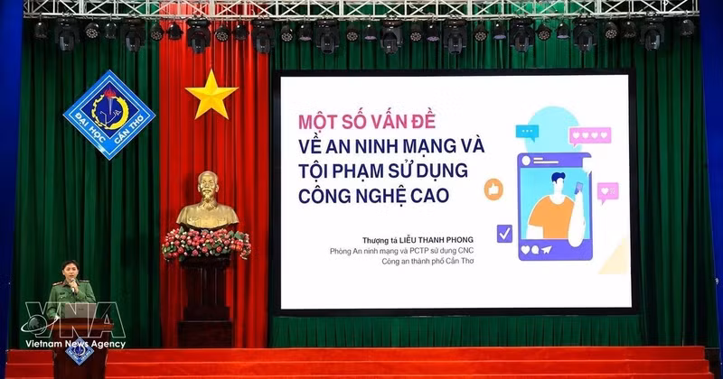 Un représentant du Département de la sécurité politique intérieure dispense des informations sur la cybersécurité aux étudiants de l'Université de Can Tho. Photo : VNA. 